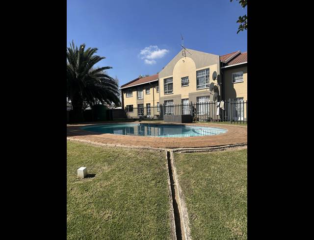 2 BEDROOM TOWNHOUSE FOR SALE IN VERWOERDPARK